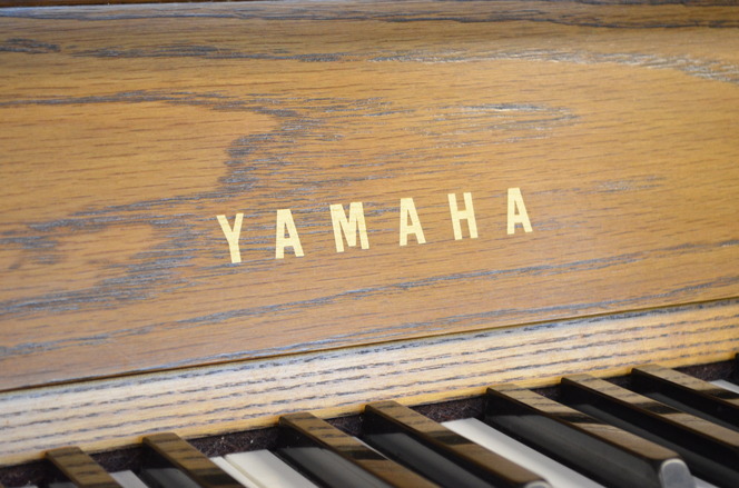 1987 Yamaha P22 oak studio piano - Upright - Studio Pianos